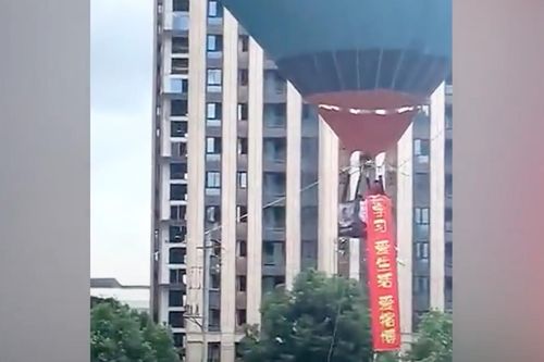Hiệu trưởng đứng trên khinh khí cầu chúc mừng lễ khai giảng ở Trung Quốc
