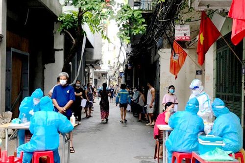 Lấy mẫu xét nghiệm Covid-19 cho 4.000 người dân phường Yên Phụ