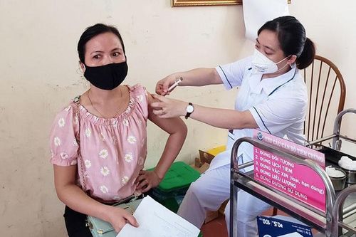 Hà Nội phân bổ hơn 962 nghìn liều vắc xin Pfizer và AstraZeneca cho các địa phương