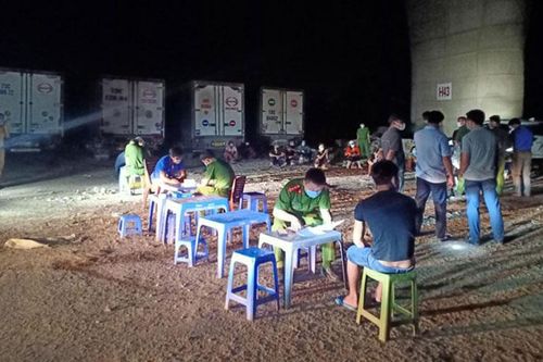 Xử phạt gần 60 triệu đồng nhóm người họp chợ dưới gầm cầu Thanh Trì