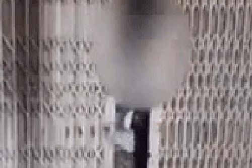 Đi mua bia bị bắt gặp, người đàn ông lấm lét chui vào nhà dân bên đường để trốn phạt
