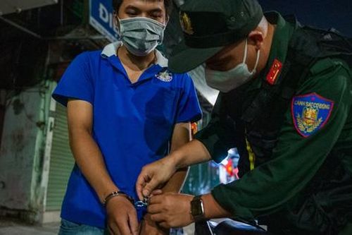 Quay đầu xe, giấu ma túy vào lọ mĩ phẩm vẫn không qua mắt được cảnh sát 141