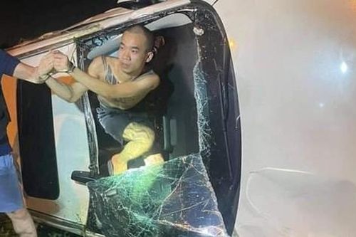 Hà Nội: Xe con gây tai nạn khiến 1 người bị thương nặng rồi kéo lê xe máy tóe lửa trên đường bỏ chạy, hàng chục người truy đuổi như phim