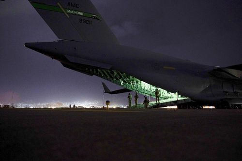 Cảnh tượng 'như tận thế' lúc chiếc máy bay Mỹ cuối cùng rời Kabul