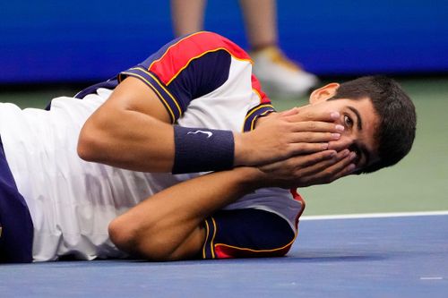 Tay vợt 18 tuổi loại Tsitsipas sau 5 set
