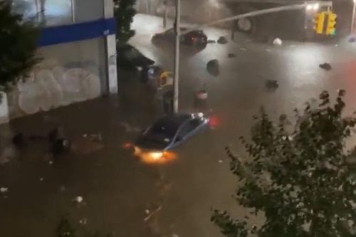 Xe cộ chìm nghỉm trong cơn bão quái vật ở New York