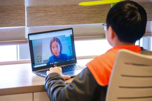 Gian nan tìm mua máy tính cho con học online ở TP.HCM