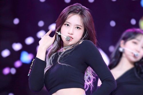 Ca sĩ Ahn Yu Jin mắc Covid-19