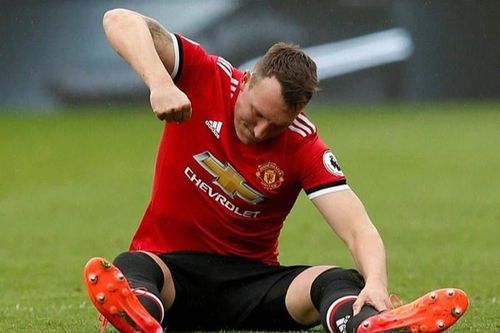Phil Jones bị MU gạch tên ở danh sách dự Champions League