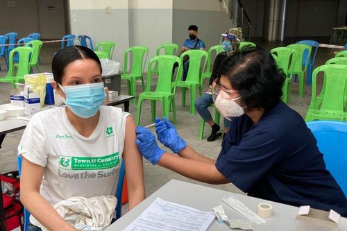 Thêm 200 người Việt tại Malaysia được tiêm vaccine Covid-19