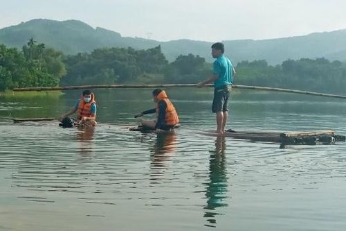 Lật nhà bè trên hồ thủy lợi, 2 người tử vong