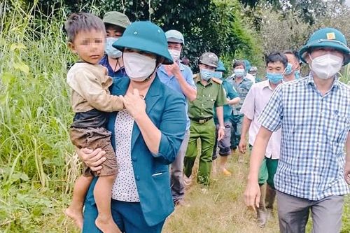 Cha báo tin con bị lũ cuốn nhưng tìm thấy trong rẫy cao su