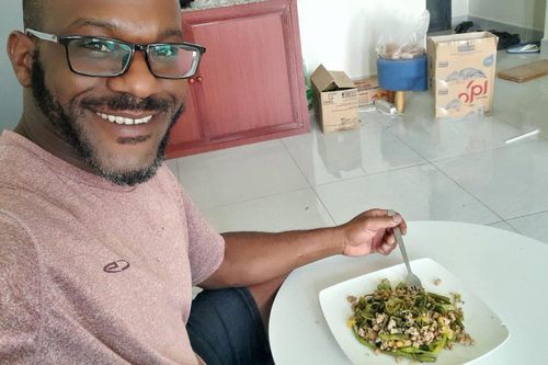 Ông Tây ở TP.HCM nhờ cộng đồng mạng chỉ cách xào rau muống