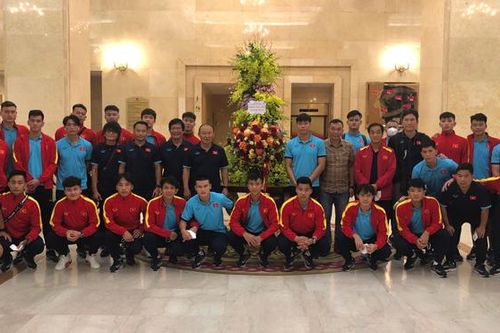 Chủ tịch nước CHXHCN Việt Nam Nguyễn Xuân Phúc gửi hoa và động viên tuyển Việt Nam