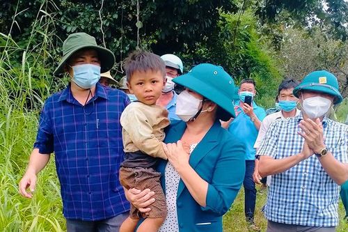 Tìm thấy bé trai 3 tuổi đi lạc trong rừng cao su ở Bình Phước