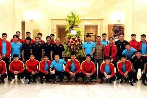 Chủ tịch nước Nguyễn Xuân Phúc gửi hoa động viên đội tuyển Việt Nam
