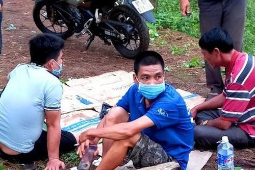 Tổ chức nhậu giữa lúc giãn cách, 5 người bị phạt 50 triệu đồng