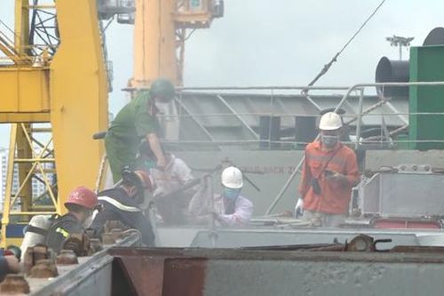 Tàu chở hàng nguyên liệu giấy neo tại Cảng Bến Nghé bốc cháy