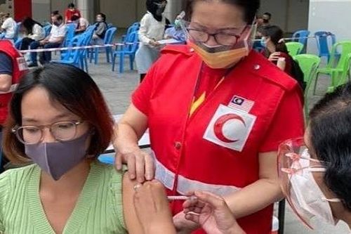 Hỗ trợ tiêm phòng vaccine Covid-19 cho người Việt Nam tại Malaysia