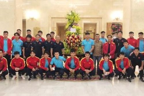 Chủ tịch nước Nguyễn Xuân Phúc gửi hoa động viên đội tuyển Việt Nam