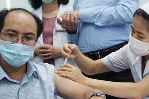 Người bị men gan cao có nên tiêm vaccine COVID-19?