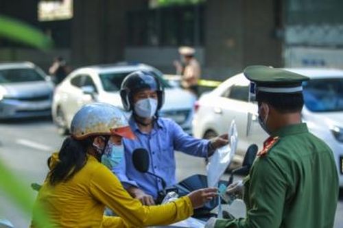Cấp, đổi giấy đi đường: Hà Nội có đang tự làm khó mình?