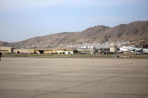 Sân bay ở Kabul chuẩn bị mở lại dù Taliban chưa chiếm được 'lãnh địa đối kháng cuối cùng'