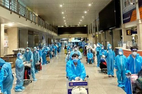 Hàng trăm thai phụ lên máy bay về Lâm Đồng sinh con