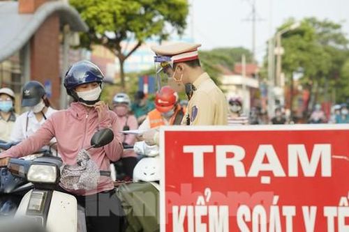 Ngày đầu thực hiện kiểm soát người ra vào 'vùng đỏ' ở Thủ đô