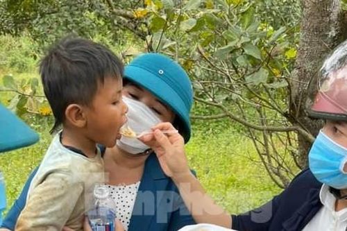 Bé 3 tuổi trốn trong bụi tre làm hơn 100 người xuyên đêm đi tìm
