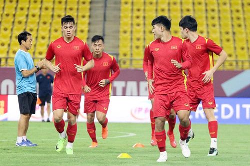 Tuyển Việt Nam chia tay 2 cầu thủ, sắp đón Công Phượng