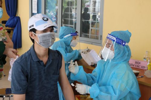 Bình Dương: Tính phương án cho người tiêm 2 mũi vaccine được ra đường