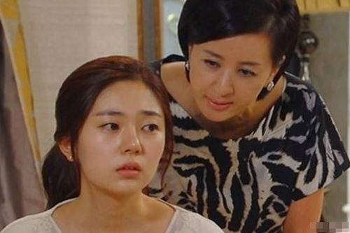 Mẹ chồng dọa sẽ bắt con trai bỏ vợ nếu cô không cho em chồng tiền, nàng dâu đáp lại 1 câu khiến bà 'cứng họng'