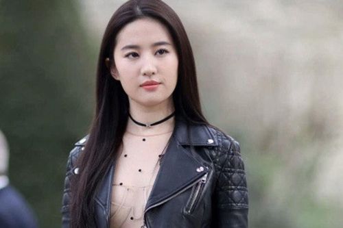 Bắt gặp hình ảnh Lưu Diệc Phi tung tăng dạo phố giữa tin đồn bị 'phong sát ngầm'