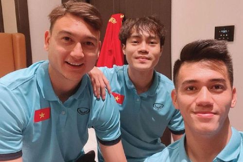 'Bí mật động trời' trong chiếc điện thoại của tiền đạo Tiến Linh khiến hội chị em 'xỉu ngang xỉu dọc'
