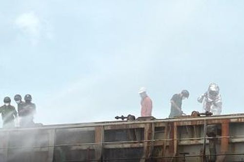 TPHCM: Tàu chở hàng đang neo đậu bất ngờ bốc cháy
