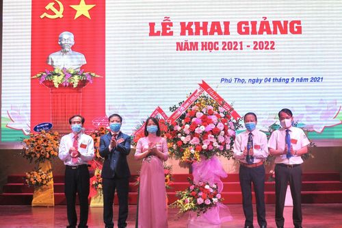 Trường THPT Chất lượng cao Văn Lang khai giảng năm học mới