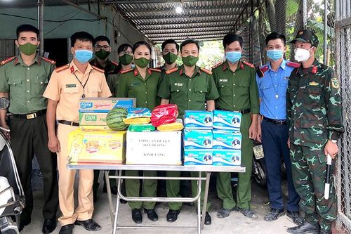 Công an huyện Sơn Dương thăm, tặng quà 6 chốt kiểm soát liên ngành phòng, chống dịch Covid-19