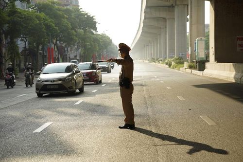 Ngày làm việc đầu tiên của 21 chốt kiểm soát việc ra vào 'vùng đỏ' Hà Nội