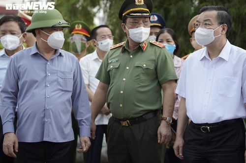 Bí thư, Chủ tịch Hà Nội thị sát chốt kiểm soát dịch 'vùng đỏ'