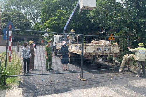 Đã lắp đặt 17/30 rào chắn cứng tại các đường, cầu vào nội đô, người dân không đi qua đây
