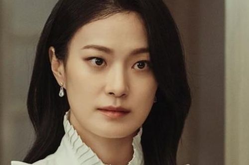 Bạn gái phát hiện tôi vẫn nói chuyện với người yêu cũ, cô ấy không ghen mà còn làm một việc khiến tôi sợ xanh mắt