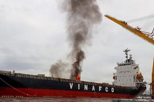 TP.HCM: Tàu hàng neo đậu tại cảng Bến Nghé bất ngờ bốc cháy dữ dội