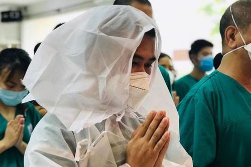 Chia buồn với điều dưỡng đang làm nhiệm vụ chống dịch có bố vợ qua đời