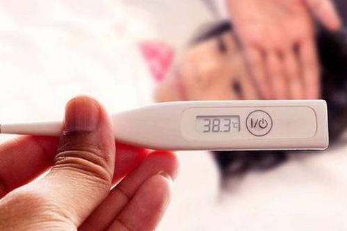 Trẻ bị sốt virus, cha mẹ cần lưu ý gì?