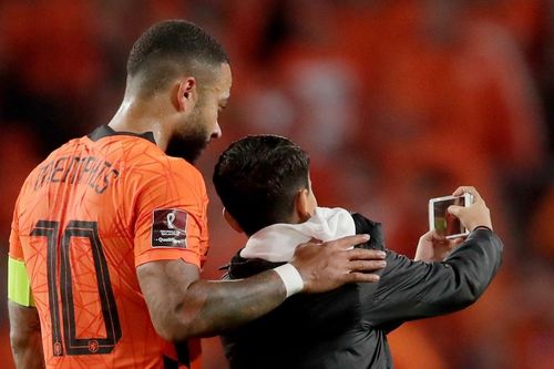 Depay chụp ảnh cùng CĐV nhí ở Hà Lan