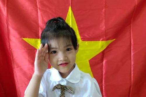 Khoảnh khắc trẻ em khai giảng qua màn hình