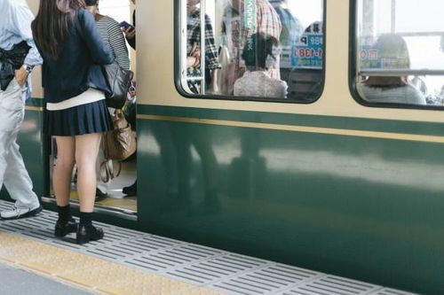 Sĩ quan Nhật Bản bị bắt vì quay lén dưới váy phụ nữ tại ga tàu