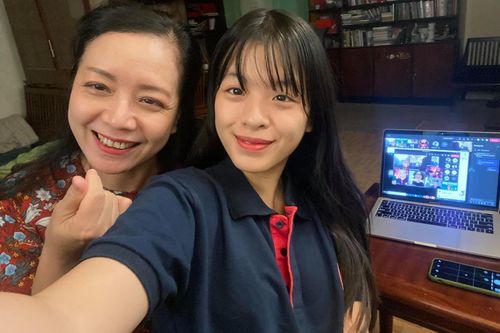 Con nghệ sĩ Việt khai giảng online