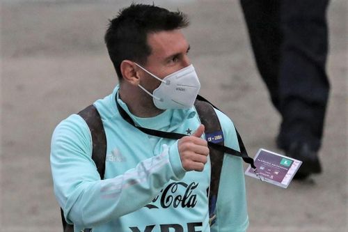 Cậu bé Brazil vượt đội ngũ an ninh để chụp ảnh với Messi